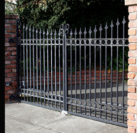 Gates fitted with automatic opening equipment